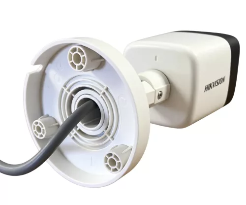 Hikvision DS-2CE16H0T-ITPFS analoge Sicherheitskamera (5 MP, 2,8 mm, Außenbereich, Smart IR 25 m, IP67, Mikrofon)