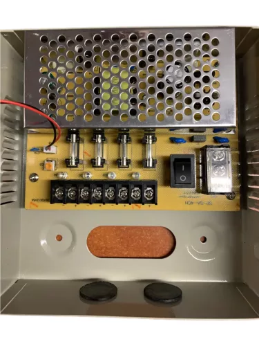 12V 5A Netzteil im abschließbaren Metallgehäuse mit 4 Stromausgängen